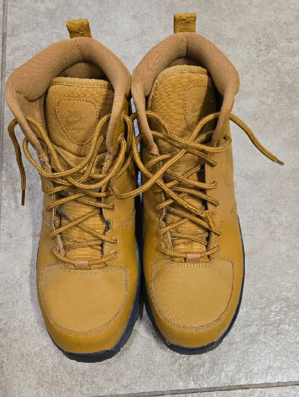 Boys Nike  Wheat High-Top Boots in Mustard/Black Size 7Y